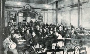 2-Riunione di un gruppo parlamentare socialista a Trieste nei localaie delle Cooperative operaie. In alto, accanto allo stemma socialista la scritta Chi non lavora, non mangia