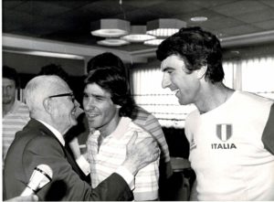 Pertini si congratula con Conti e Zof.