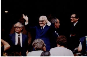Pertini esulta.