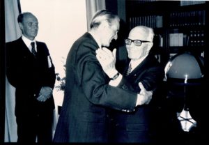 Bonn. Pertini saluta in modo informale Karl Cartens, Willy Brandt e Helmut Schmidt.