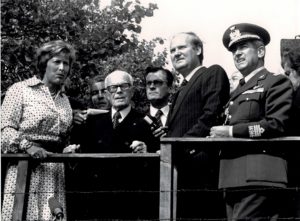 Berlino. Sandro Pertini sosta davanti al muro che divideva la città.