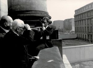 Sandro Pertini sosta davanti al muro che divideva la città.