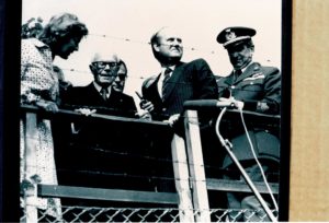 Pertini in visita al muro di Berlino.