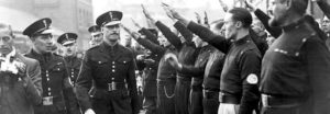 membri della British Union of Fascists salutano il leader del partito.